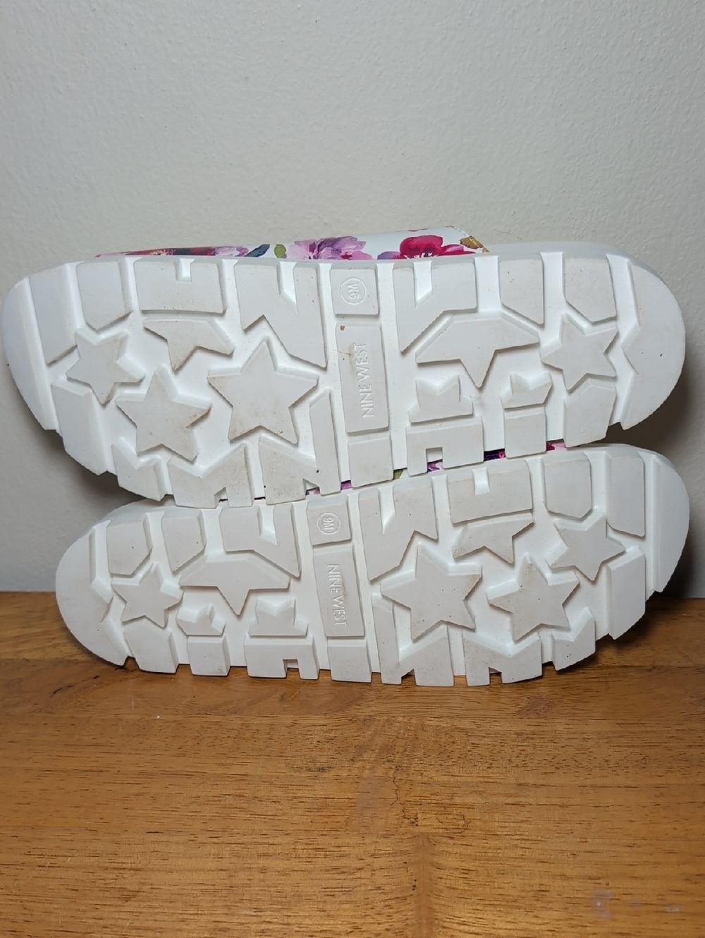 Nine West Wntryen3 Floral Slide Sandals White Slip-On Gold Buckles Womens Size 9 - Picture 8 of 8